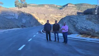 El diputado Alberto Izquierdo -izquierda- junto al alcalde de Tronchón, Roberto Rabaza, y el alcalde de Villarluengo Juan Ramón Tena, en una visita a la carretera