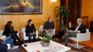 El alcalde Jorge Azcón ha recibido a la familia de la exjugadora.