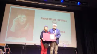 Elena Gusano ha recibido el galardón de manos del director general de Política Lingüística del Gobierno de Aragón
