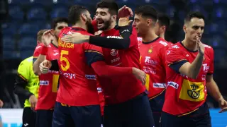 La selección española celebra el triunfo ante Montenegro en el estreno en el Mundial de balonmano