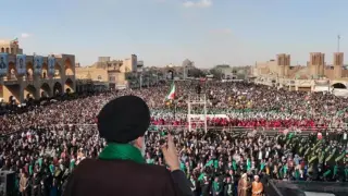 El presidente iraní, Ebrahim Raisi, habla a la multitud durante su visita a la ciudad de Yazd