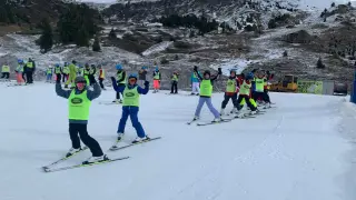 Escolares del colegio Santa Ana de Huesca esquiando esta semana en Cerler.