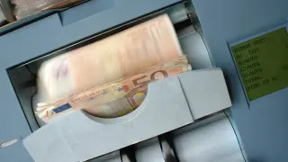 Billetes de 50 euros en un cajero automático