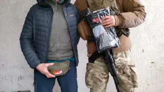 El voluntario zaragozano Jesús Arroyo, lleva ropa térmica al ultrafondista ucraniano Andreii Tkachuk, voluntario en el Ejército de Ucrania en la guerra contra Rusia, quien puede venir a la maratón de Zaragoza el 16 de abril.