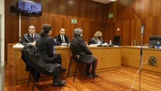 Las dos hermanas acusadas, durante la primera sesión del juicio por el crimen de Raimundo Medrano en Calatayud.