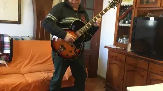Virgilio Aljama, en su casa de Boltaña con una de sus guitarras.