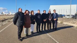 Los miembros del consorcio del aeropuerto con el responsable de la Aragón Film Commissión tras la firma del convenio.