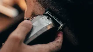 Una persona recibe un corte de pelo