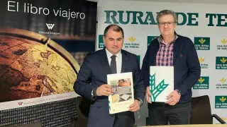 El director de la Caja Rural de Teruel, David Gutiérrez -a la izquierda-, con el editor del 'Libro viajero', José Ignacio Perruca.