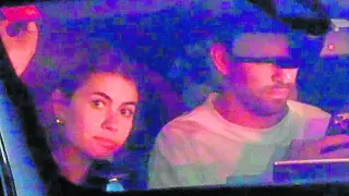 Clara Chía y Gerard Piqué, en el interior de un coche.
