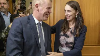 La exprimera ministra de Nueva Zelanda, Jacinda Ardern, y su sucesor Chris Hipkins