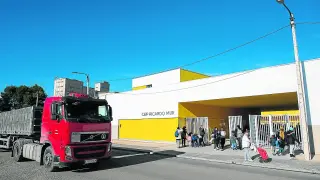 Un camión pasa por delante del colegio Ricardo Mur de Casetas.