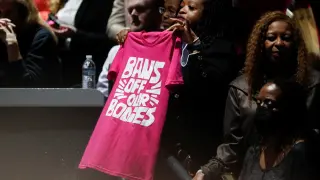 Una mujer muestra una camiseta a favor del derecho al aborto durante una comparecencia de Kamala Harris.