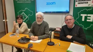 María Buj, Manuel Gimeno y Mariano Tomás, de Teruel Existe, en la rueda de prensa ofrecida este lunes contra la instalación de aerogeneradores y placas fotovoltaicas en el Maestrazgo.