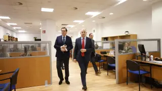 El presidente nacional de CEOE, Antonio Garamendi, y el máximo responsable de la patronal aragonesa, ayer en la sede de la organización empresarial en Zaragoza.