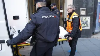 Dos agentes de Policía Nacional y un trabajador de la funeraria llevan el cuerpo de la niña de ocho años asesinada presuntamente por el novio de su madre, en su domicilio de Valladolid.