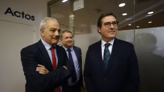 El presidente de CEOE, Antonio Garamendi, con el presidente de la patronal aragonesa, en Zaragoza.