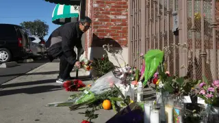 Gente dejando flores a las puertas del local donde ocurrió el tiroteo mortal