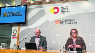 La consejera de Presidencia, Mayte Pérez, y el director de Administración Local, José Ramón Sánchez, ayer.