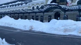 La entrada a la estación de Canfranc, llena de nieve este lunes.