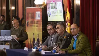 Javier Mur (en el centro), general jefe de la Brigada Aragón I, junto a Mariano Soriano (izquierda), director general de deporte del Gobierno de Aragón, y Jesús Arroyo, de Unesco Aragón.