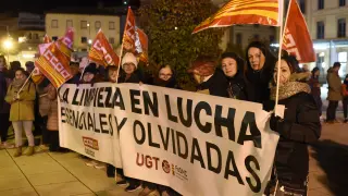 Las trabajadoras de la limpieza de edificios protestan en la hoguera de San Vicente en Huesca.