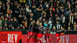 Los jugadores del Athletic celebran el triunfo en Mestalla