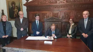 Ricardo Alfonsín firma en el Libro de honor del Ayuntamiento de Huesca.