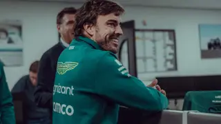 Fernando Alonso en las instalaciones de Aston Martin