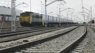 Tren de mercancías saliendo de Plaza, en la capital aragonesa.