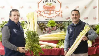 Javier y Adrián Mené muestran algunas de las verduras menos consumidas.