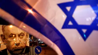 Imagen de Netanyahu en la calle, junto a una bandera israelí