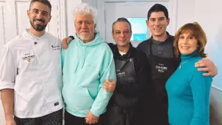 Pedro Almodóvar, segundo por la izquierda, con el equipo de Casa Pedro: los chefs Luis y Javier Carcas y el jefe de sala Pepe Romeo.