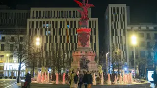 El Ayuntamiento de Zaragoza iluminó varios monumentos de rojo, color del estandarte real, en honor al cumpleaños del Rey.