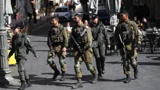 Soldados israelíes patrullan por Jerusalén