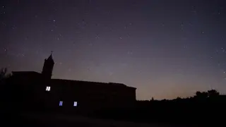 Fray Fernando Ruiz, superior de la abadía, ha logrado captar imágenes del Cometa Verde este martes a las seis de la mañana, antes del amanecer