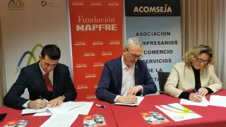 Convenio firmado entre la Fundación Mapfre, la Asociación de Empresas de la Jacetania (Acomseja) y el Ayuntamiento de Jaca.