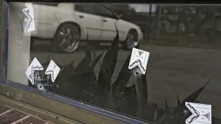 Agujeros de bala en un cristal tras el terotero sucedido en Lakeland, Florida (EE.UU.)