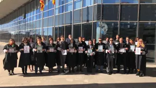 Los letrados de la Administración de Justicia durante su protesta de hoy en la Ciudad de la Justicia de Zaragoza