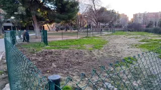 Los espacios para perros en el parque Miraflores continúan con candado.