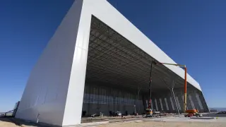 Obras de construcción del nuevo hangar del aeropuerto de Teruel.