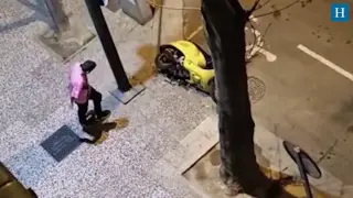 Detenido por emprenderla con una moto en la calle Asalto