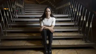 Anna Saura, en las escaleras de los cines Palafox de Zaragoza.