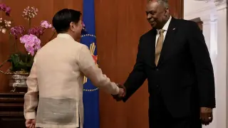 El secretario de defensa de EE. UU. estrecha la mano del presidente filipino