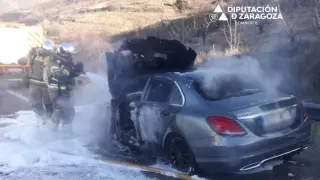 Los Bomberos de la DPZ sofoca el incendio de un coche en la A-2.