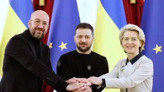 Charles Michel, Volodimir Zelenski y Ursula Von der Leyen se saludan en Kiev.