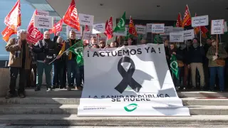 Concentración de los profesionales de la sanidad aragonesa este viernes ante la sede del Salud en Zaragoza