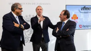 El alcalde de Zaragoza, Jorge Azcón, junto al presidente de la Federación Aragonesa de Motociclismo, Roberto Royo-Villanova, y el vicepresidente de FIM Europe, José Ramón García.