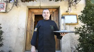 El dueño del restaurante La Olma de Pedraza que cobra 4,5 euros por servirla.