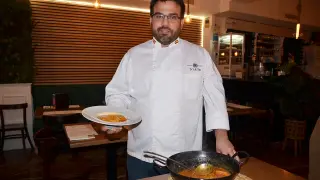 Felipe López con la receta emplatada de arroz caldoso de gambones y chipirones.